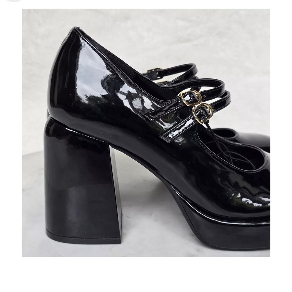 GUESS platform heels size 5.5